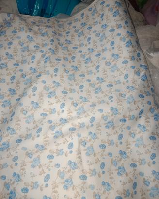 Scampolo di tessuto floreale azzurro