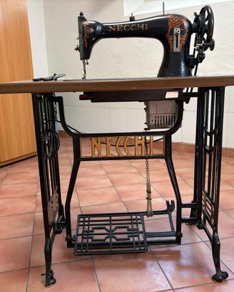 Macchina da cucina d'epoca Necchi.
