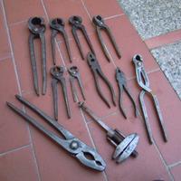 Vecchi attrezzi da lavoro pinze tenaglie ferro