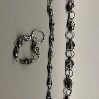 Collana, bracciale e portachiavi