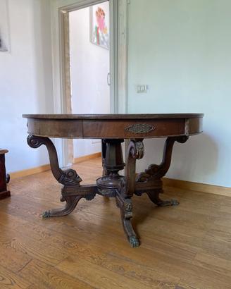 Tavolo tondo in legno con ornamenti in ferro