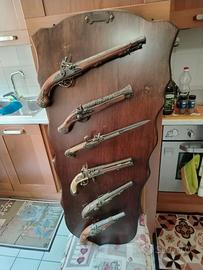 Collezione di pistole d’epoca decorative con espos