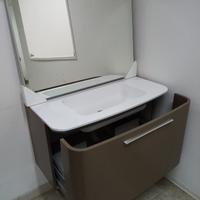 Lavabo bagno con mobile sospeso e specchio
