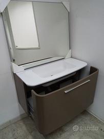 Lavabo bagno con mobile sospeso e specchio