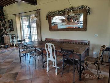 Tavolo, sedie, specchio, lampadari, cassapanca