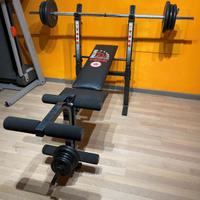 Panca fitness con bilanciere e 40kg di pesi.