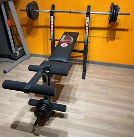 Panca fitness con bilanciere e 40kg di pesi.