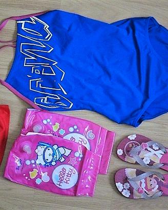 Completo mare o piscina: costume Arena, ciabatte