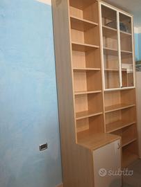 Libreria in legno chiaro