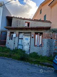 Rudere con orticello di pertinenza in zona residen