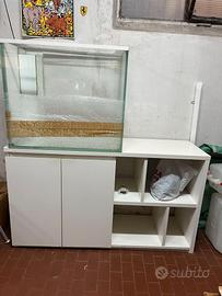 Acquario con mobile e accessori