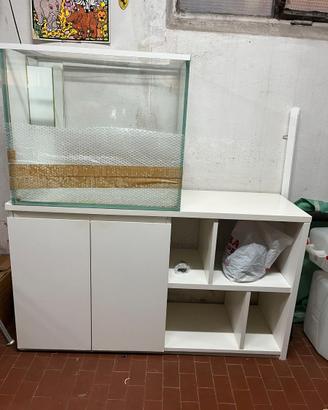 Acquario con mobile e accessori