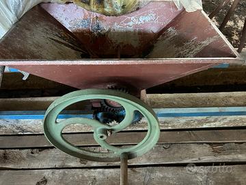 Pigiatrice manuale uva