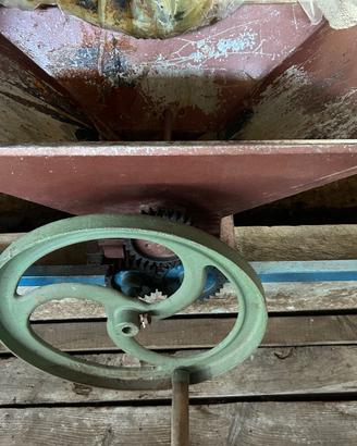 Pigiatrice manuale uva