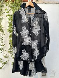 Camicia nera ricamata e pantaloncini coordinati