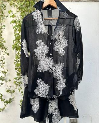 Camicia nera ricamata e pantaloncini coordinati