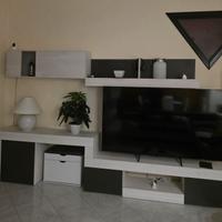 parete attrezzata divano comò tavolo con sedie cub