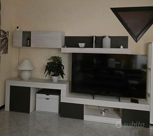 parete attrezzata divano comò tavolo con sedie cub