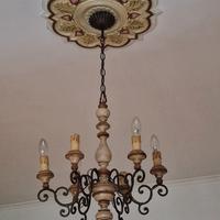 lampadario in legno dipinto