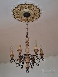 lampadario in legno dipinto
