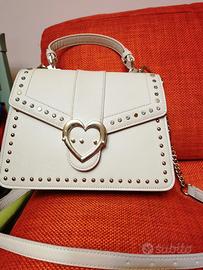 Borsa Motivi a tracolla con catenelle color crema