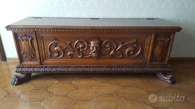 Cassapanca intagliata