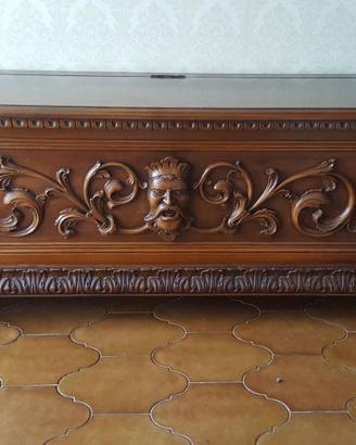 Cassapanca intagliata