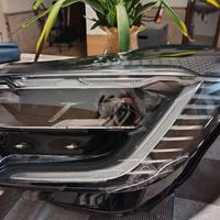 Fanale sinistro Renault Captur 2 danneggiato 