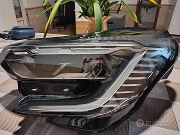 Fanale sinistro Renault Captur 2 danneggiato 