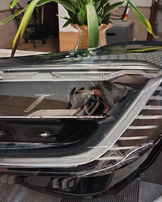 Fanale sinistro Renault Captur 2 danneggiato 