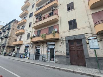 Via oreto policlinico stazione negozio mq65 locato