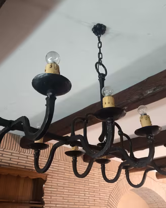 Lampadario in ferro battutto