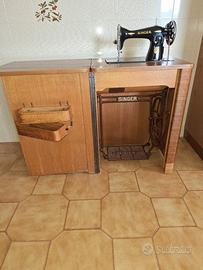 Macchina da cucire Singer d'epoca con mobile