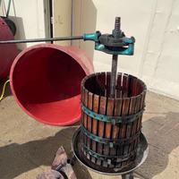 Torchio per vino , deraspatrice e vasche