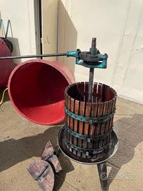 Torchio per vino , deraspatrice e vasche