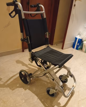 sedia a rotelle pieghevole 