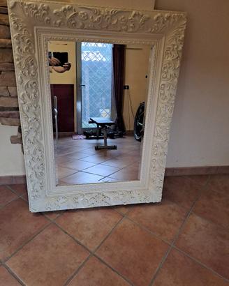 Specchio con cornice  in legno intagliato