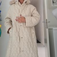 cappotto trapuntato color panna con cappuccio e pe