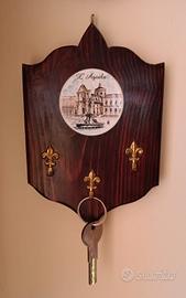 portachiavi da parete in legno e ceramica 