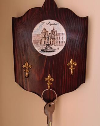 portachiavi da parete in legno e ceramica 