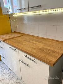 Cucina IKEA bianca con piano in rovere KARLBY
