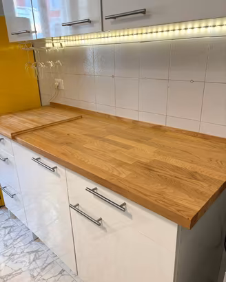 Cucina IKEA bianca con piano in rovere KARLBY