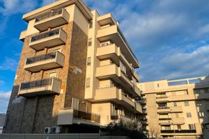 2 Vani + Accessori con Patio e Posto Auto