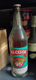 Due bottiglie di alcool etilico ha anni '80