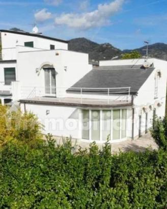 Villa di 300 m² con più di 5 locali e box auto dop