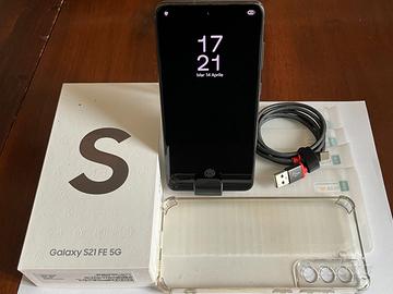 Samsung Galaxy S21 FE 5G + Stazione di ricarica