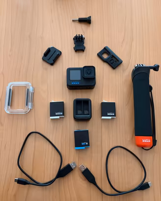 GoPro HERO 10 Black con kit completo di accessori