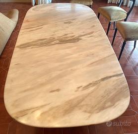 Tavolo ovale in legno e marmo rosa.
