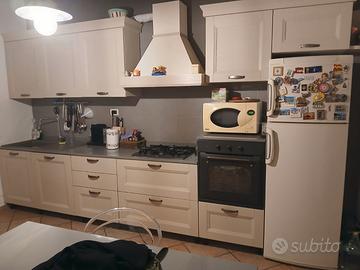 Splendida cucina completa di elettrodomestici