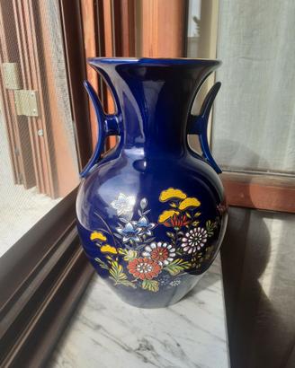 Vaso per fiori con fiori dipinti
